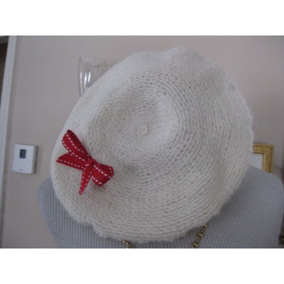 IVORY OFF WHITE HAND CROCHET BERET CAP HAT TAM MADE IN MAINE MOHAIR TYPE RED BOW  eb-59993848
